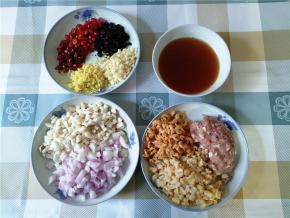 将瑶柱海米捞起挤干水，将瑶柱捻散，喜欢细丝的就弄碎，喜欢有颗粒感的就随便捻成几瓣。五花肉剁碎。豆豉也是捞起，挤下水稍微切几下。姜蒜切碎，辣椒切圈，可以全用小米椒，家里只有5个小米椒就加了几个干辣椒。一个大洋葱只要一半，小杏鲍菇一个，都洗干净晾干水切成豌豆大小。泡瑶柱海米和豆豉的水不要倒掉，一会入锅煮酱。