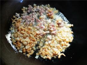 炒锅倒入大半碗油，下海米瑶柱五花肉炸，注意火不要太大，介于中火和小火之间，炸到明显闻到瑶柱和肉香。