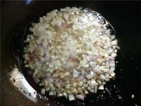 再倒一些油，接着炸洋葱和杏鲍菇。