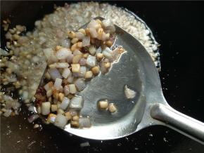 炸到闻到洋葱香，边缘微焦。