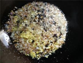 接着下豆豉和姜蒜，拌匀，炸到闻到豆豉香。