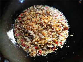 将前面捞起的瑶柱海米和肉回锅。翻炒拌匀，再炸两三分钟