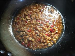 将泡海米瑶柱豆豉的水倒入，加入盐、生抽、黄豆酱，拌匀，盖上锅盖，再调小一点火，煮几分钟，注意中间要开盖翻下底，防止糊锅。中间尝一下味，不够味再适当调整。要稍微咸一点才好吃。