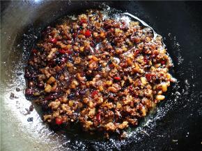 煮到看不到水了，只剩下油，关火，晾凉后，用干净的保鲜盒装起。用来拌面拌粉炒菜都可以。