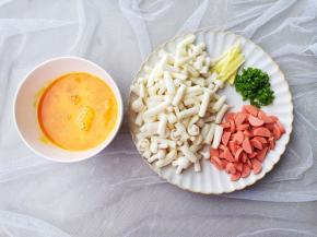 白玉菇洗净切小段，火腿切小块，姜切丝，葱切末。