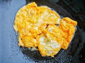 鸡蛋煎熟。
