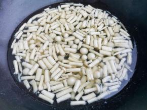 菌菇焯水2分钟捞出备用。