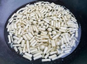 菌菇焯水2分钟捞出备用。