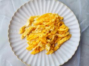 盛出切丝备用。