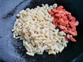 倒入菌菇翻炒出汁，