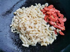 倒入菌菇翻炒出汁，