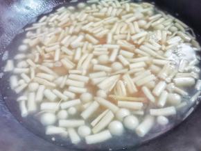 加入一碗清水煮沸，