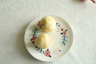 蜜桃去皮。我是徒手去皮的。如果蜜桃不好去皮，就用小刀削皮就行。