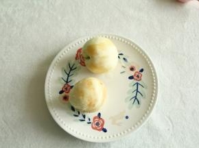 蜜桃去皮。我是徒手去皮的。如果蜜桃不好去皮，就用小刀削皮就行。