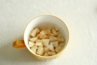 将蜜桃切成小块，放入碗里，加入零卡糖。用筷子搅拌均匀，盖上保鲜膜腌渍20分钟。