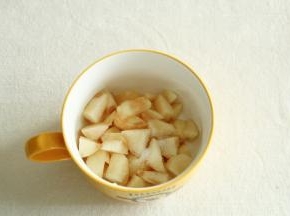 将蜜桃切成小块，放入碗里，加入零卡糖。用筷子搅拌均匀，盖上保鲜膜腌渍20分钟。