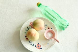 准备好材料。蜜桃选成熟度高一些的，去皮比较好去。冰块需要提前冻哦！最好用纯净水冻。