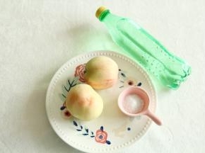 准备好材料。蜜桃选成熟度高一些的，去皮比较好去。冰块需要提前冻哦！最好用纯净水冻。