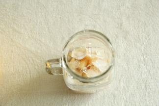 然后放入提前冻好的冰块。最好用纯净水冻，喝的比较安心。