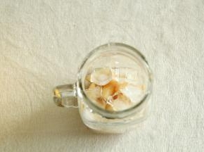 然后放入提前冻好的冰块。最好用纯净水冻，喝的比较安心。