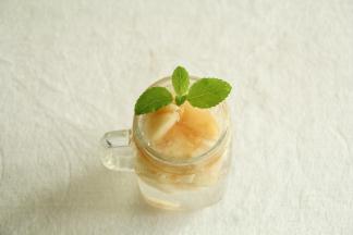 放上薄荷叶作装饰即可！冰凉酸甜的糖渍蜜桃饮就完成啦！
