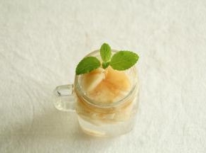 放上薄荷叶作装饰即可！冰凉酸甜的糖渍蜜桃饮就完成啦！