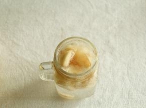 倒入雪碧到杯口。雪碧无需冷藏，这样温度刚好。