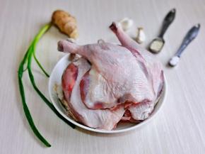 准备食材，鸭腿冷水泡30分钟，中途换两次水。