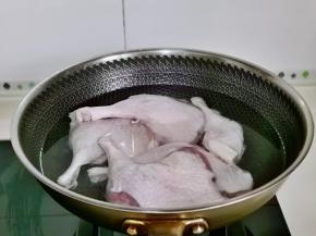 鸭腿焯水，冷水下锅，大火烧开煮3分钟，捞出冷水冰洗干净，淋干水分备用。