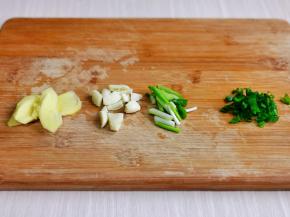 葱姜蒜去皮切好，葱白与葱叶分开切。