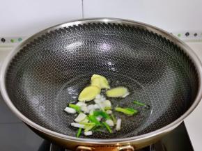 起油锅，加入葱白姜蒜炒出香味。