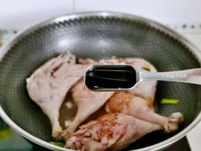 加入红烧酱油。