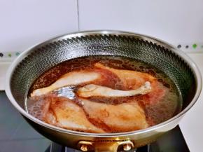 加入一罐啤酒，再加入适量的纯净水，没过鸭腿为佳，加入冰糖，大火烧开，转小火炖35分钟，时间可以自己掌握，适合自己的口感即可。