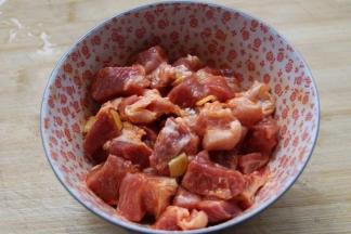 3.抓匀，盖上保鲜膜，腌制3,4个小时入味