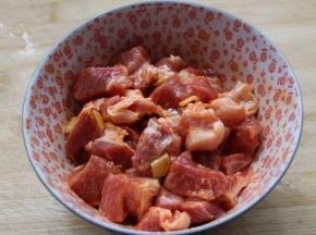 3.抓匀，盖上保鲜膜，腌制3,4个小时入味