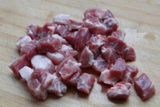 1.猪梅花肉一块，梅花肉肉质嫩，最适合用来烤， 实在买不到用里脊肉，前腿肉都可以，不能用老柴的瘦肉和后腿肉，烤出来太老，清洗干净后用厨房纸巾擦去水分，切成如图的小方块
