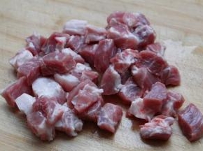 1.猪梅花肉一块，梅花肉肉质嫩，最适合用来烤， 实在买不到用里脊肉，前腿肉都可以，不能用老柴的瘦肉和后腿肉，烤出来太老，清洗干净后用厨房纸巾擦去水分，切成如图的小方块