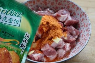 2.倒入切好的姜丝和cook100新蜜汁烤肉腌料