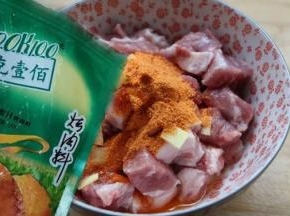 2.倒入切好的姜丝和cook100新蜜汁烤肉腌料