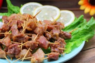 7.盖上盖子，大火，烧25分钟，中途打开锅盖将肉翻面，刷一次油，撒芝麻， 然后小火再烧10分钟， 关火后焖5分钟再开盖即可，香喷喷的烤肉就可以开吃的，余味悠长，香味满屋