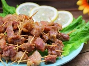 7.盖上盖子，大火，烧25分钟，中途打开锅盖将肉翻面，刷一次油，撒芝麻， 然后小火再烧10分钟， 关火后焖5分钟再开盖即可，香喷喷的烤肉就可以开吃的，余味悠长，香味满屋