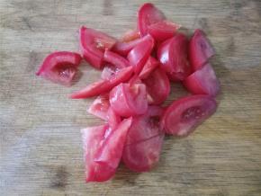 番茄洗干净，切片。