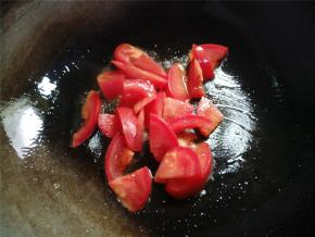 再倒一点油，倒入番茄煸炒至出现红色的油。