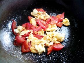 将前面炒好的鸡蛋倒回锅中。