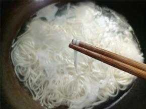 开始煮面，水烧开，下面条。面条煮到中间还有一点白心，用筷子挑起一两根，能轻松夹断就好了。