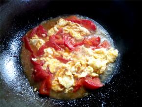 加入半碗开水，加入半勺盐，煮两三分钟，尝下味够不够。喜欢番茄味浓郁的可以加点番茄酱。番茄鸡蛋卤煮好，盛起备用。