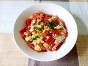 将炒好的番茄鸡蛋卤浇上，撒点葱花，拌匀就可以吃了。