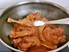 鸭腿炖烂后，按个人口味加入盐。