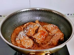 撒上熟白芝麻。