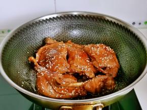 大火收汁至浓稠就可以啦！留一点汤汁更好吃。